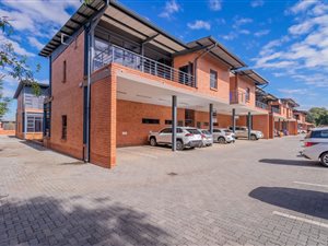 148 m² Commercial space in Die Hoewes