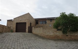 3 Bedroom Townhouse in Newton Park