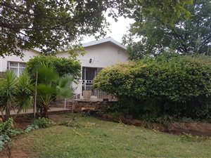 13 Bedroom House in Roosheuwel