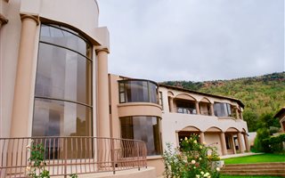 5 Bedroom House in Featherbrooke