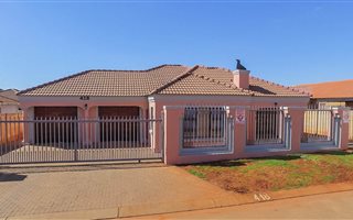 5 Bedroom House in Clarina
