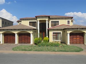 5 Bed House in Blue Valley Golf Estate