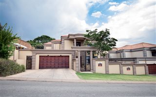 4 Bedroom Duet in Moreleta Park