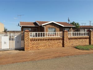 3 Bed House in Etwatwa