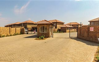 4 Bedroom Duplex in Hazeldean (Silverlakes Surroundings)