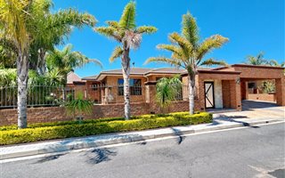 4 Bedroom House in Amandelrug