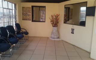 850 m² Office Space in Tsakane