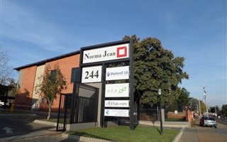 147 m² Commercial space in Die Hoewes