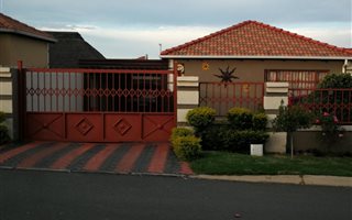 3 Bedroom House in Olievenhoutbosch