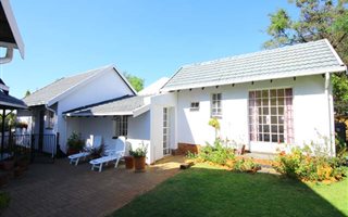 1 Bedroom Garden Cottage in Northwold Gardens