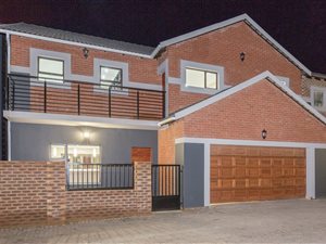 4 Bed Townhouse in Heuwelsig