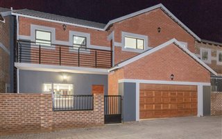 4 Bedroom Townhouse in Heuwelsig