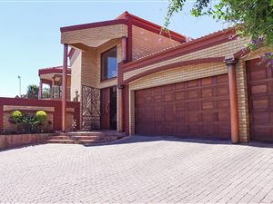 4 Bed House in Van Riebeeck Park