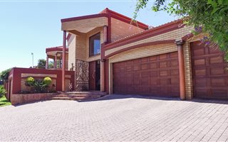 4 Bedroom House in Van Riebeeck Park