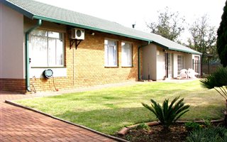 4 Bedroom House in Suidheuwel