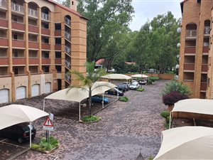 2 Bed Apartment in Die Hoewes
