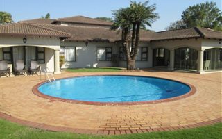 5 Bedroom House in Mt Edgecombe