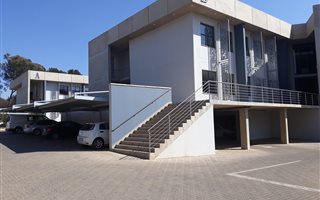 189 m² Commercial space in Silver Lakes