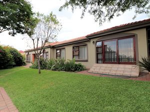 3 Bed House in Ruimsig Country Estate