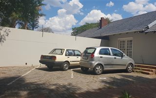 100 m² Commercial space in Linden