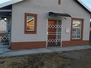 2 Bed House in Roodepan