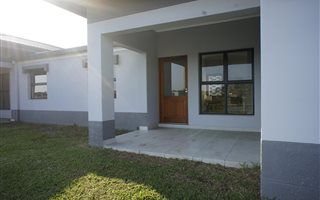2 Bedroom Simplex in Palm Lakes Estate