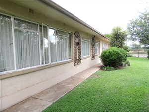 5 Bed House in Flora Gardens