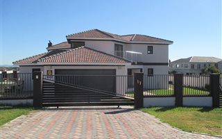 6 Bedroom House in Kragga Kamma
