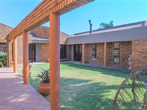 6 Bed House in Beyers Park