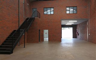 325 m² Industrial space in Ferndale