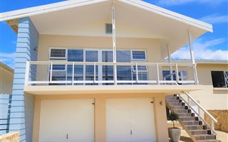 4 Bedroom House in Stilbaai