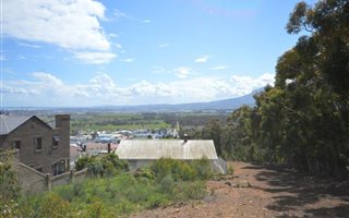 651 m² Land available in Gordons Bay Central
