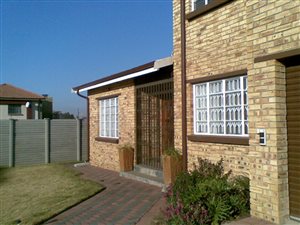 3 Bed Townhouse in Vanderbijlpark Central
