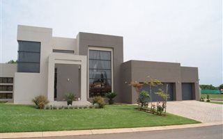 4 Bedroom House in Olievenhoutbos