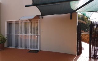 2 Bedroom Garden Cottage in Kloofendal