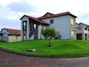 2 Bed Apartment in Roodepoort Central