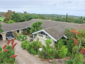 8 Bed House in Lovemore Park
