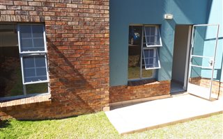 2 Bedroom Apartment in Rooihuiskraal North