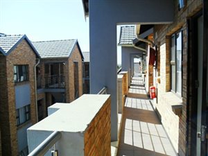 1 Bed Apartment in Rooihuiskraal North