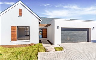 3 Bedroom House in Emberton Estate