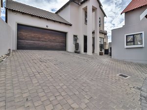 3 Bed House in Candlewoods Estate