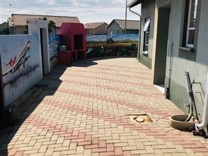 3 Bed House in Raceway