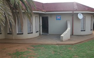 3 Bedroom House in Unitas Park