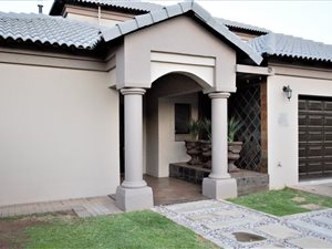 3 Bed House in Silver Lakes Golf Estate