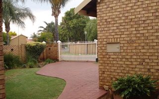 3 Bedroom Simplex in Wierda Park