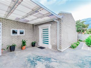 6 Bedroom House in Grassy Park