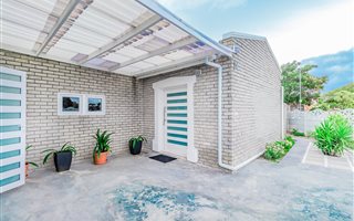 6 Bedroom House in Grassy Park