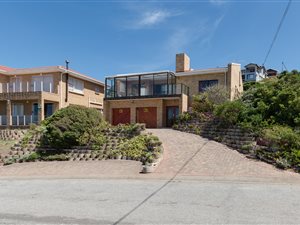 4 Bed House in Dana Bay
