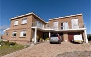 5 Bedroom House in Pringle Bay