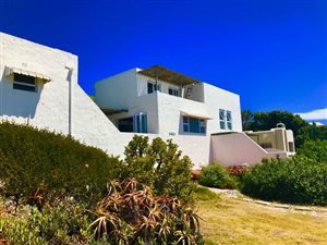 4 Bedroom House in Yzerfontein